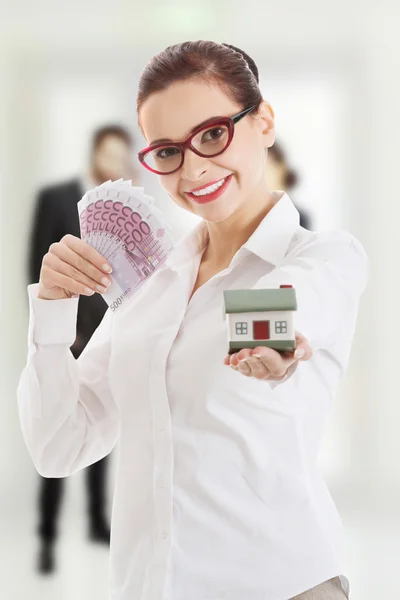 Geschäftsfrau mit Euro-Scheinen. — Stockfoto