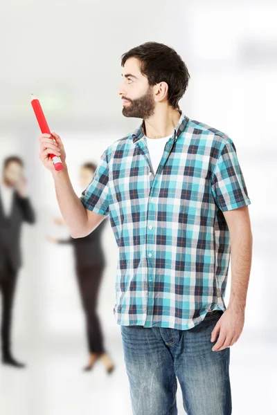 Mann zeigt mit Bleistift nach oben. — Stockfoto