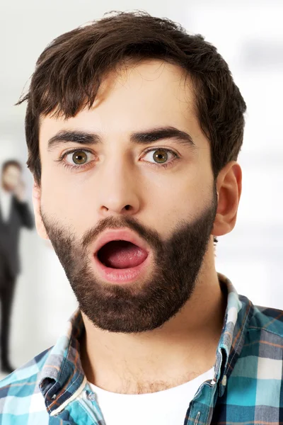 Hombre con expresión facial impactada . — Foto de Stock