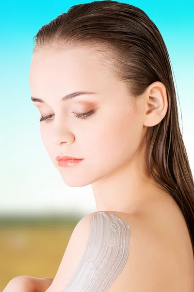 Mujer de belleza con arcilla en el brazo . — Foto de Stock