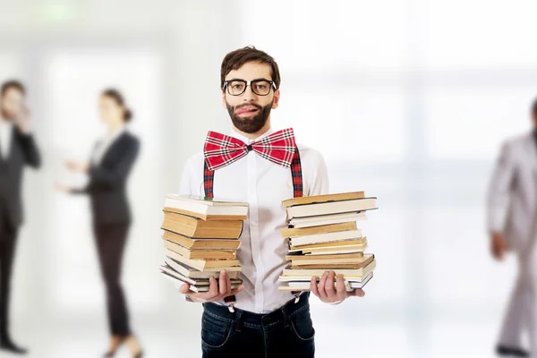 Mann mit Hosenträgern hält Bücher. — Stockfoto