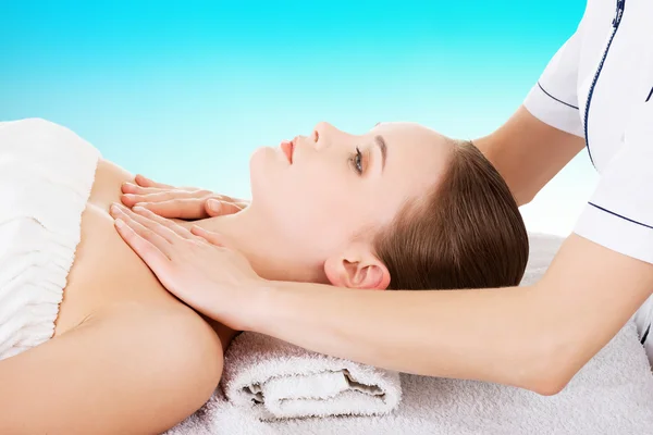Mujer recibiendo masaje en spa. — Foto de Stock
