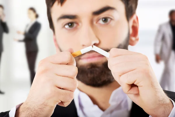 Üzletember törés a cigarettát. — Stock Fotó
