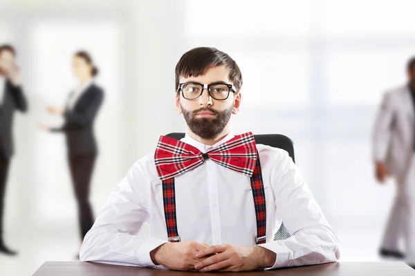 Jovem à moda antiga homem sentado a uma mesa . — Fotografia de Stock