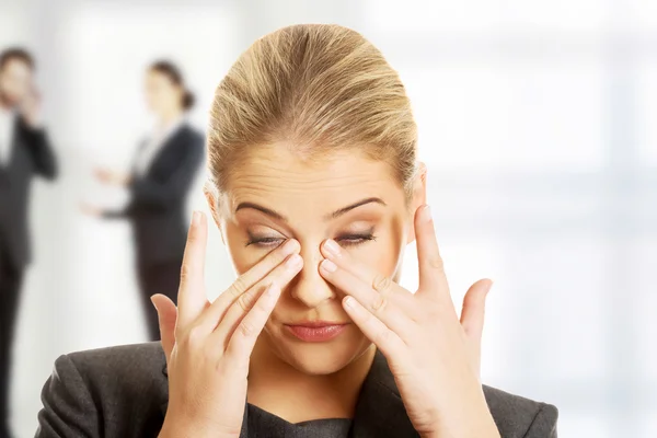 Mujer de negocios con dolor en los ojos . —  Fotos de Stock