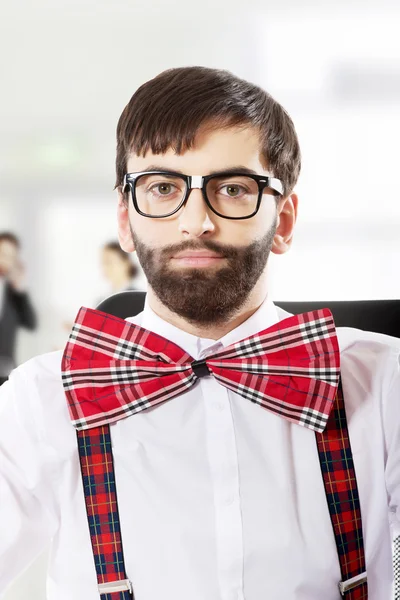 Joven hombre de la vieja moda sentado en el sillón . —  Fotos de Stock