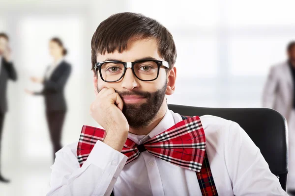 Homem à moda antiga sentado em poltrona . — Fotografia de Stock