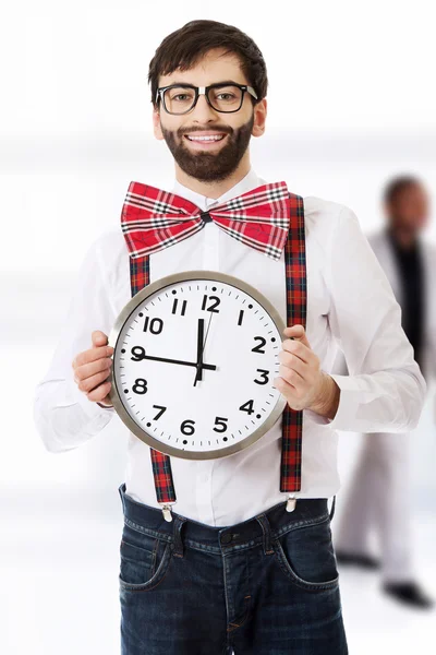 Uomo in bretelle in possesso di grande orologio . — Foto Stock