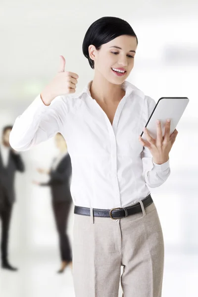 Empresaria con tableta y pulgar hacia arriba . — Foto de Stock