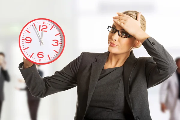 Geschäftsfrau mit großer Uhr — Stockfoto