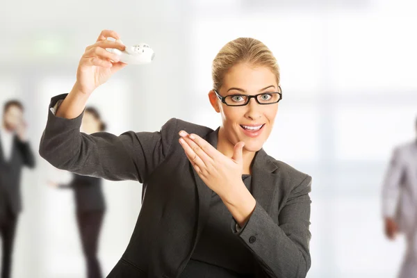 Zakenvrouw met vliegtuig toy in de hand. — Stockfoto