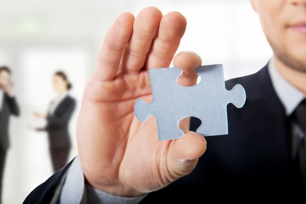 Hombre de negocios con rompecabezas . — Foto de Stock