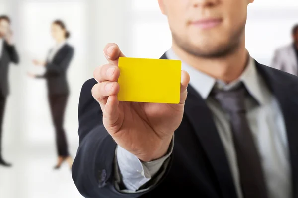 Empresário mostrando seu cartão pessoal . — Fotografia de Stock