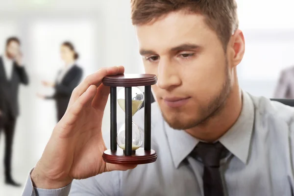 Hombre de negocios sosteniendo reloj de arena . —  Fotos de Stock