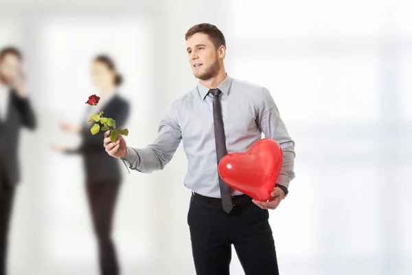 Man met rode rose en hart ballon. — Stockfoto