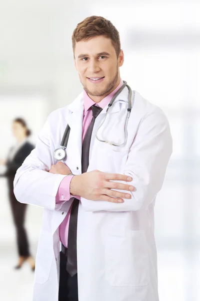Młody lekarz mężczyzna zadowolony z założonymi rękami. — Zdjęcie stockowe