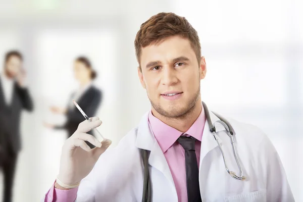 Médico masculino segurando uma seringa . — Fotografia de Stock