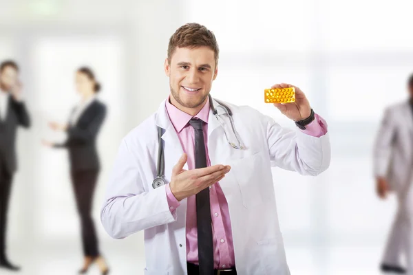 Médico masculino sosteniendo pastillas . — Foto de Stock