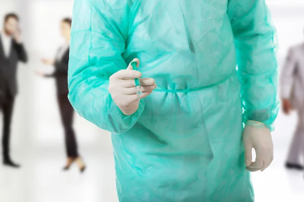 Médico masculino segurando uma seringa . — Fotografia de Stock