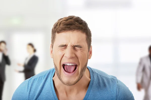 Bonito homem gritando alto . — Fotografia de Stock