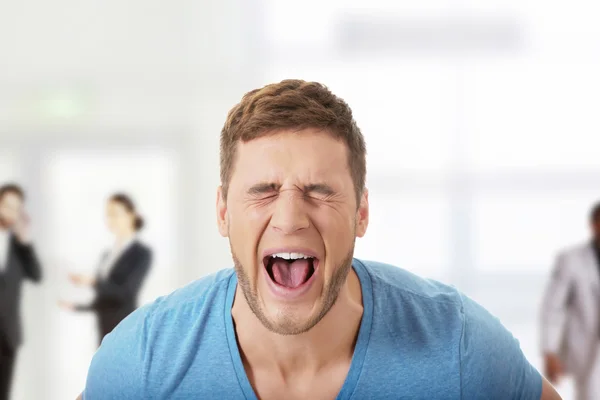 Bonito homem gritando alto . — Fotografia de Stock