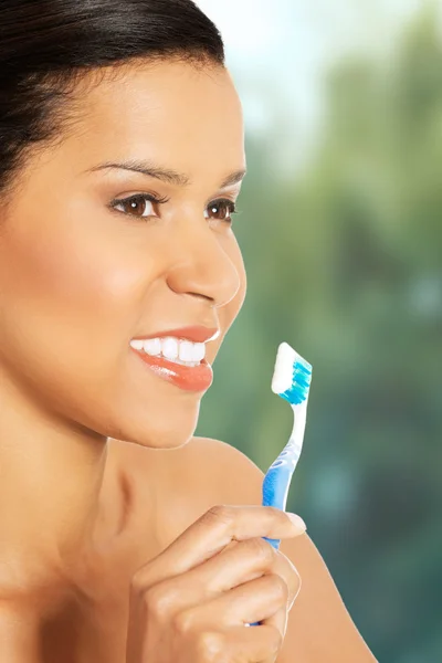 Señora sosteniendo el cepillo de dientes y sonriendo . —  Fotos de Stock