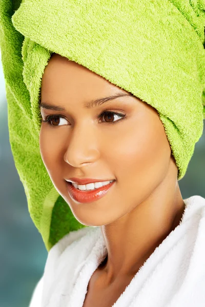 Spa kvinna i morgonrock och turban. — Stockfoto