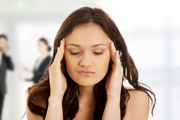 Mujer joven con dolor de cabeza. — Foto de Stock