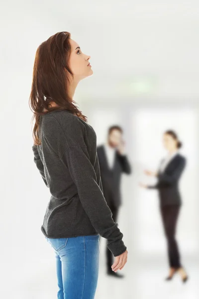 Mujer mirando hacia arriba. — Foto de Stock