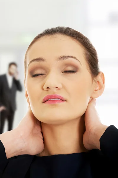 Mujer con dolor de cuello . — Foto de Stock