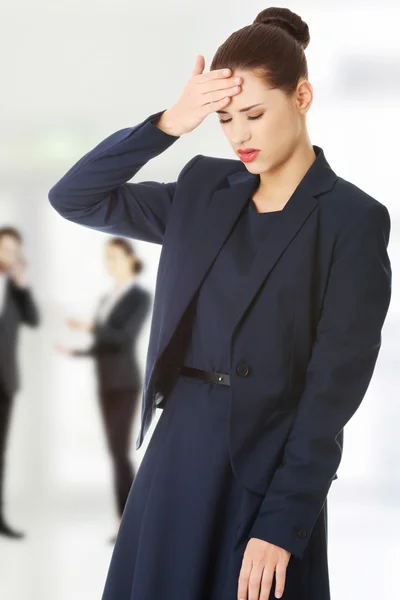 Femme d'affaires avec une douleur à la tête . — Photo