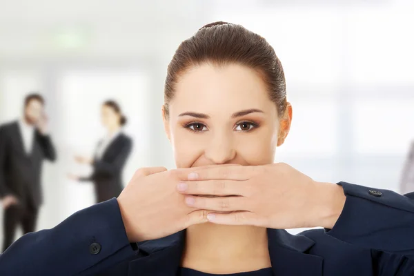 Geschäftsfrau bedeckt mit der Hand ihren Mund. — Stockfoto