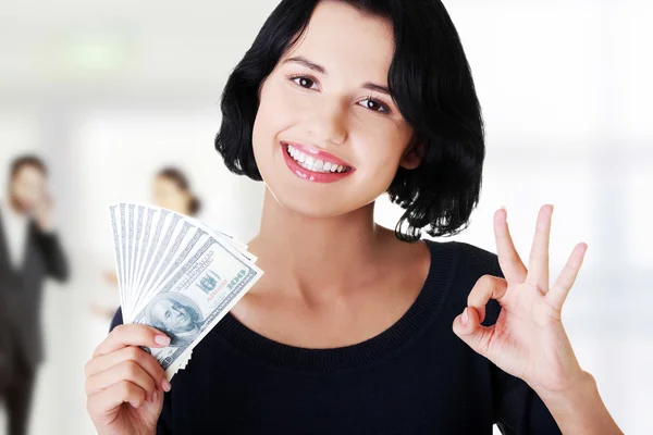 Mujer joven sosteniendo billetes de dólar . —  Fotos de Stock