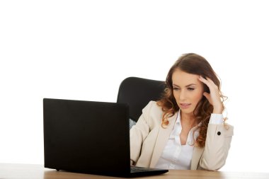 işkadını üstünde laptop çalışma odaklı.