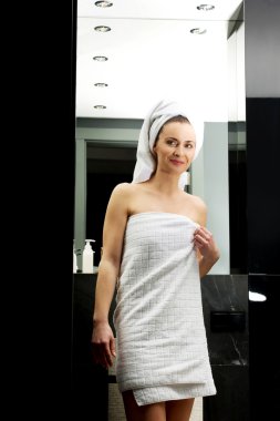 doğal güzel kadın banyoda.