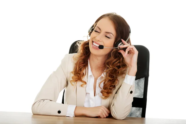 Feliz call center mujer por un escritorio . — Foto de Stock