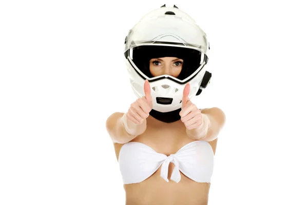 Mulher em capacete de motocicleta com polegares para cima . — Fotografia de Stock