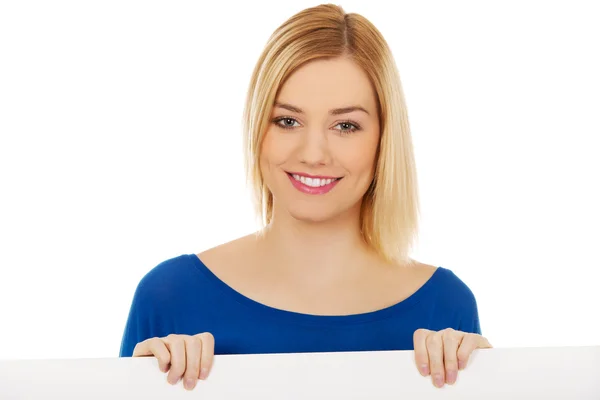 Gelukkig vrouw met blanco boord. — Stockfoto