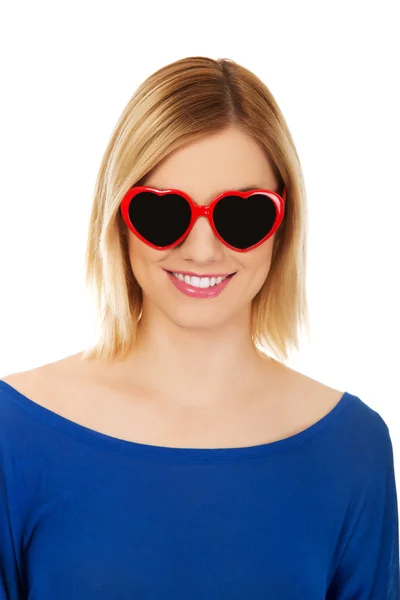 Casual woman in sunglasses. — Stock Photo, Image