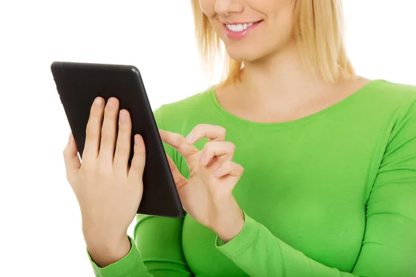 Vrouw met behulp van een Tablet PC. — Stockfoto