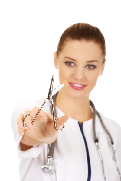 Femme médecin avec des ciseaux à la main . — Photo