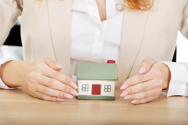 Geschäftsfrau stellt Musterhaus vor. — Stockfoto