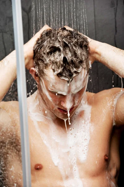 ハンサムな男の石鹸で洗う. — ストック写真