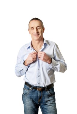 Yakışıklı adam kadar gömleğinin düğmelerini