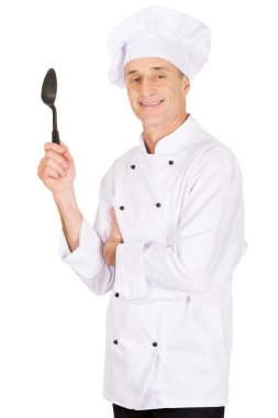 餐厅厨师拿着黑色的塑料勺