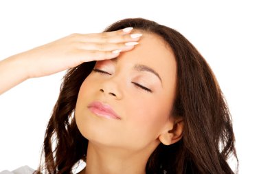 kadın kafa tutan bir baş ağrısı ile.