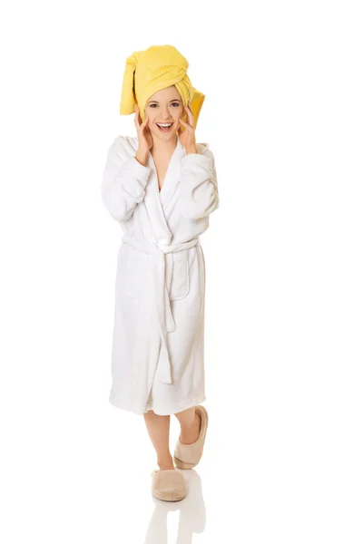 Jonge lachende vrouw in badjas — Stockfoto