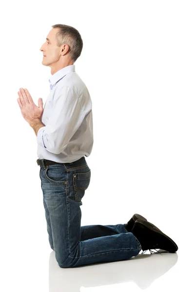 Dojrzały człowiek modli się do Boga na kolana — Zdjęcie stockowe