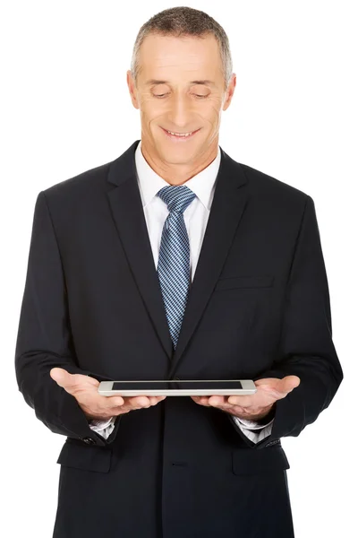 Gelukkig volwassen man met behulp van digitale Tablet PC — Stockfoto