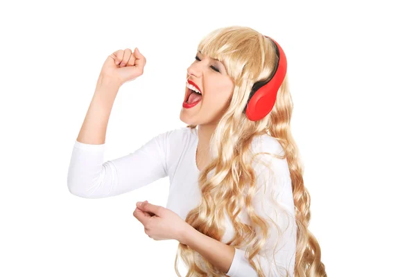 Boldog nő énekel, és hallgatta a zenét. — Stock Fotó